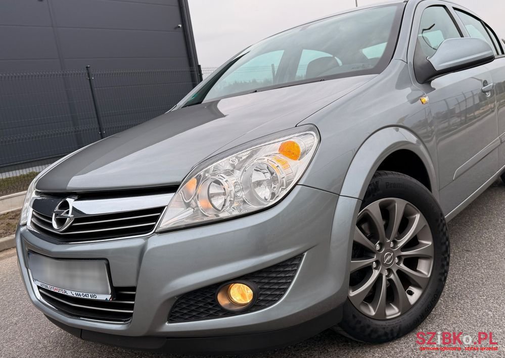 2010' Opel Astra 1.6 Edition photo #3