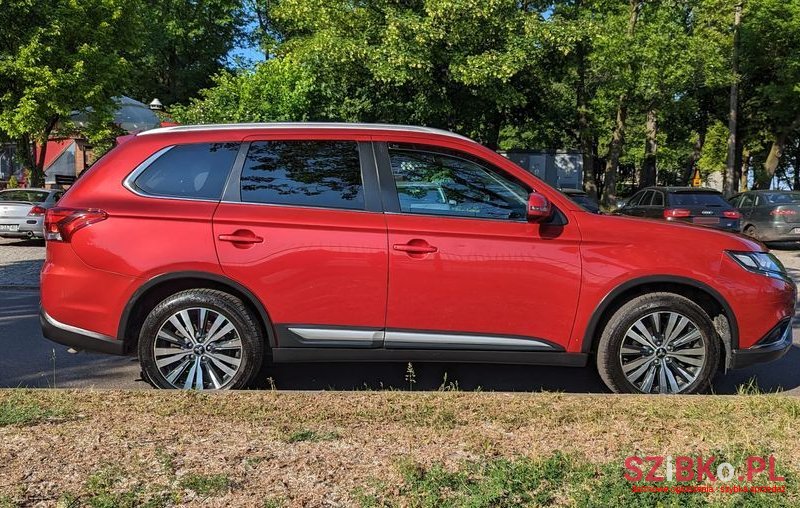 2020' Mitsubishi Outlander photo #5