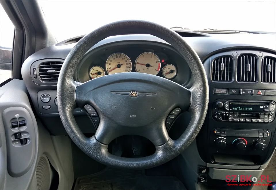 2003' Chrysler Voyager photo #5