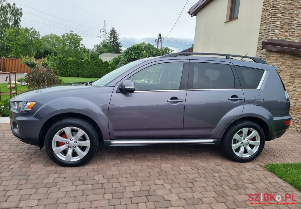 2011' Mitsubishi Outlander photo #2