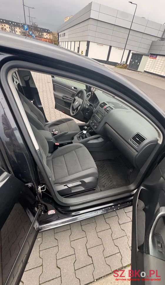 2004' Volkswagen Golf photo #4