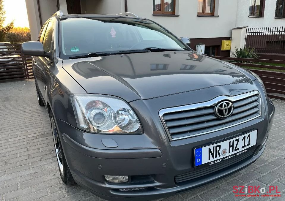 2004' Toyota Avensis photo #5