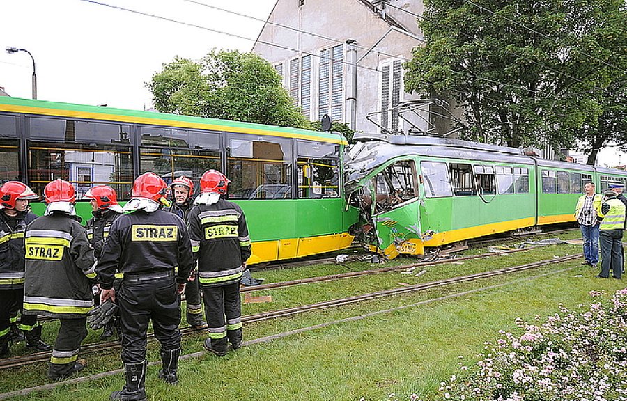 Zderzenie tramwajów w Poznaniu. Wielu rannych, motorniczy był zakleszczony