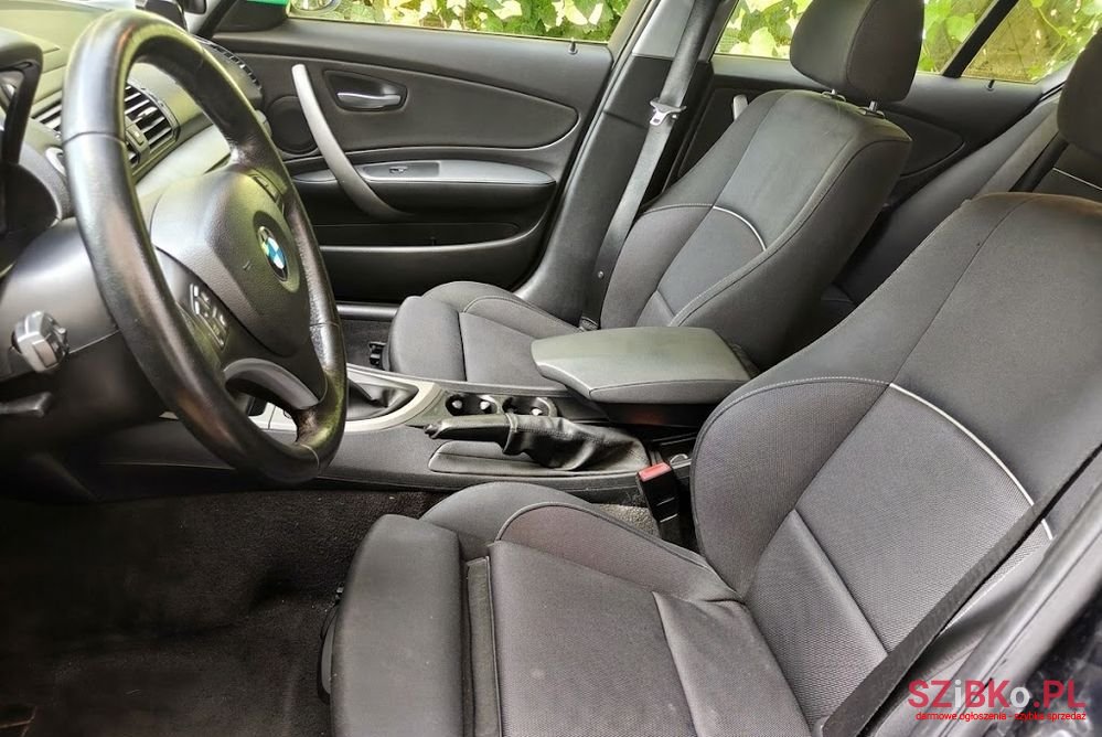 2010' BMW 1 Series 116I photo #3