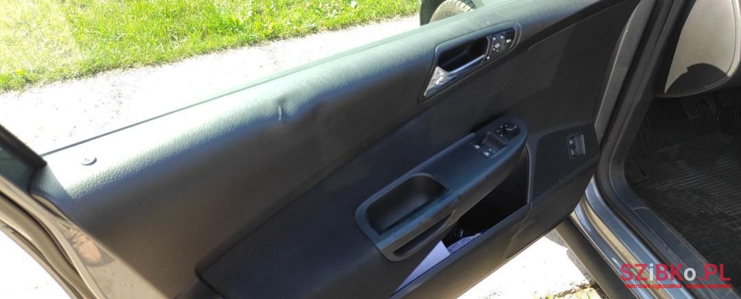 2005' Volkswagen Passat photo #5