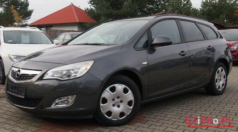 2011' Opel Astra photo #1