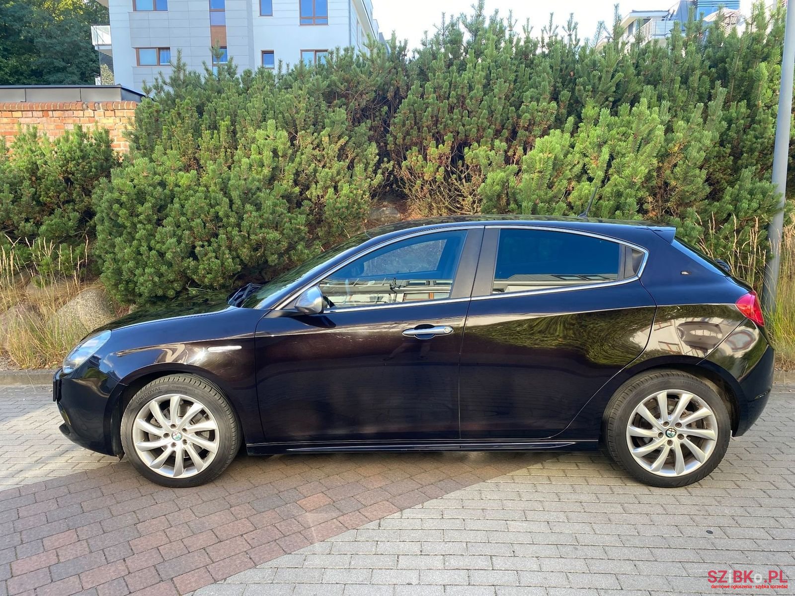 2013' Alfa Romeo Giulietta photo #2