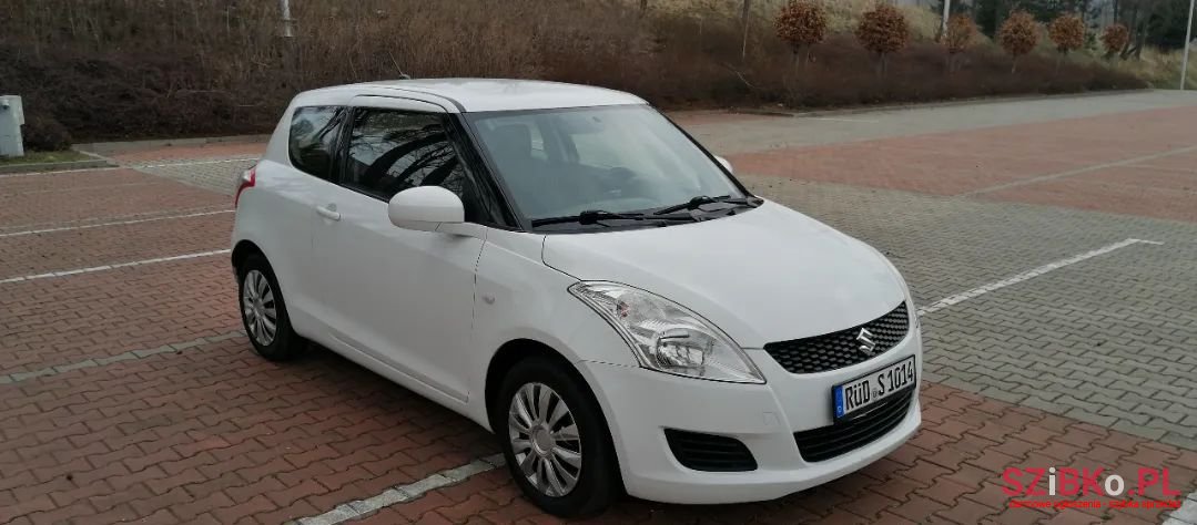 2011' Suzuki Swift photo #4