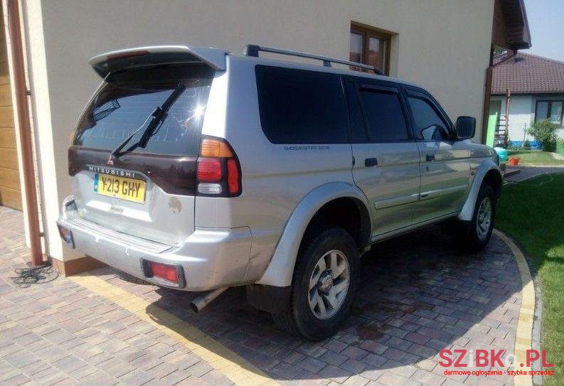 2001' Mitsubishi Pajero photo #1