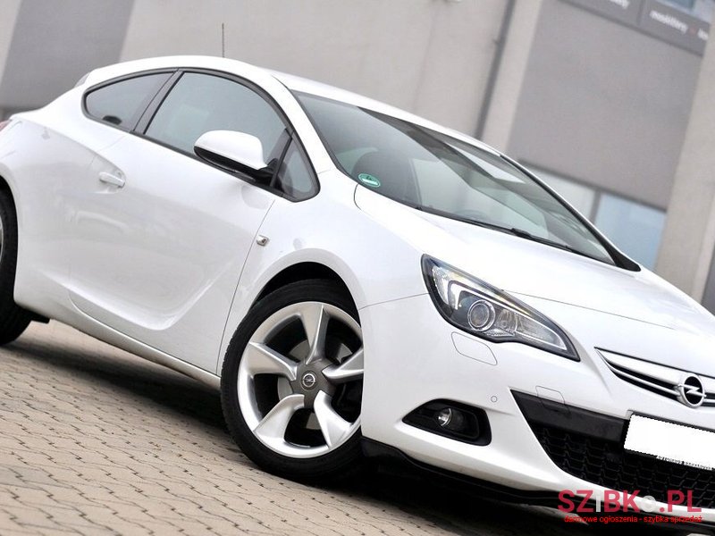 2011' Opel Astra photo #6