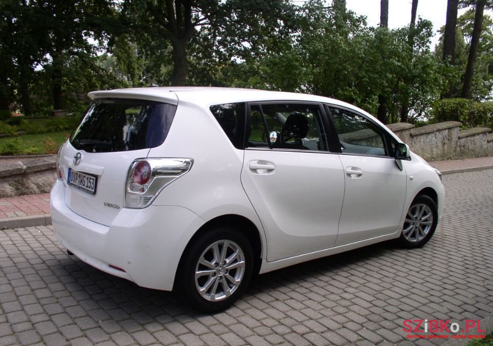 2011' Toyota Verso photo #4