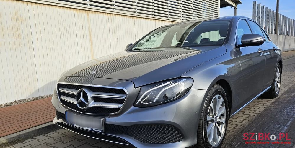 2016' Mercedes-Benz E-Class 200 9G-Tronic photo #5