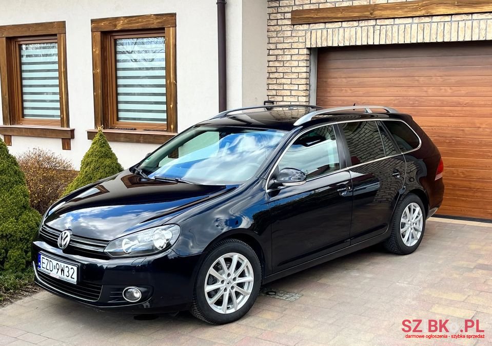 2011' Volkswagen Golf photo #2