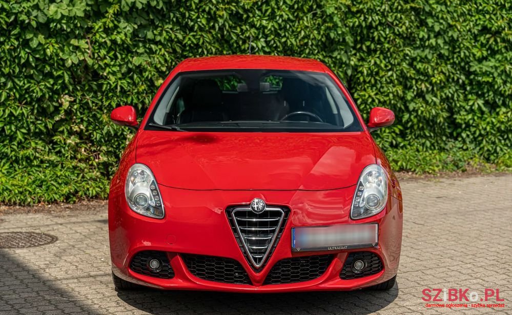 2011' Alfa Romeo Giulietta photo #2
