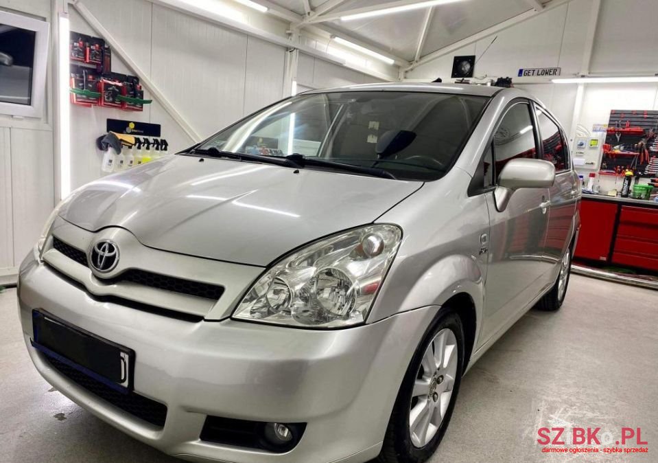 2004' Toyota Corolla Verso photo #1