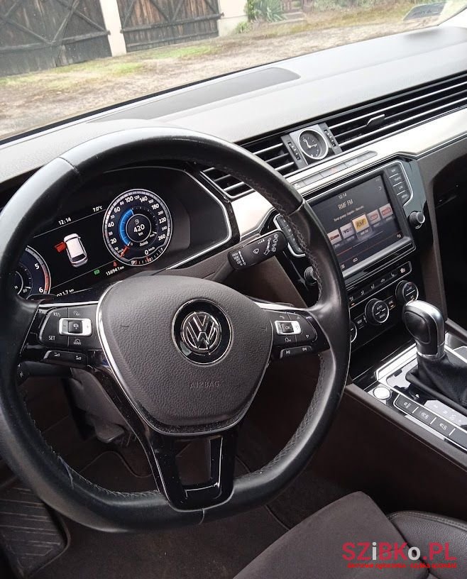2016' Volkswagen Passat photo #2