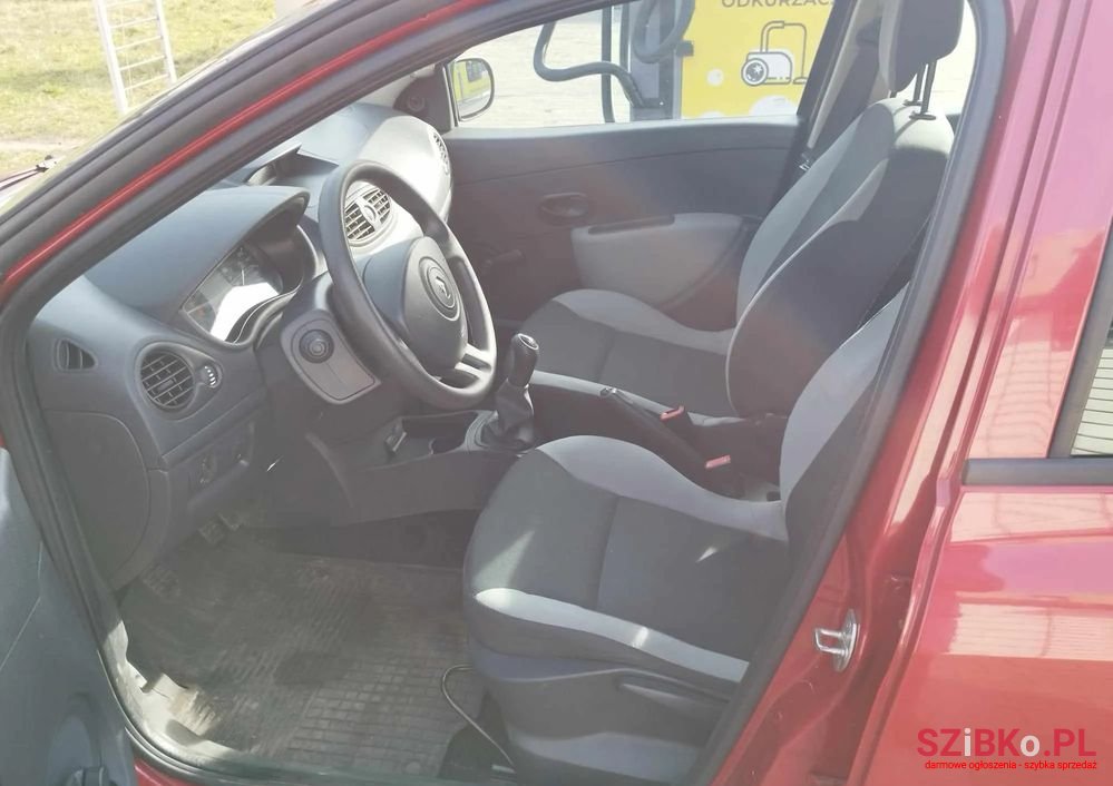 2010' Renault Clio photo #3