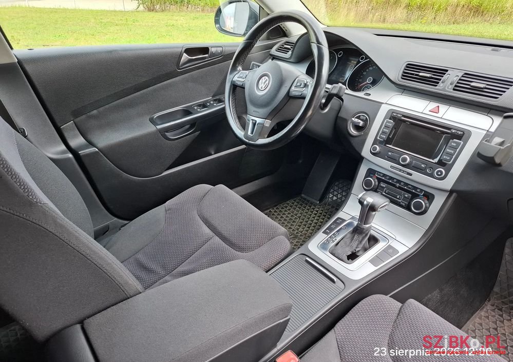 2010' Volkswagen Passat photo #2