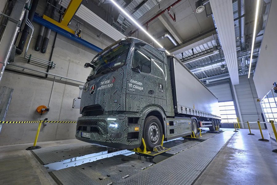 Mercedes-Benz показав унікальні випробування вантажівок