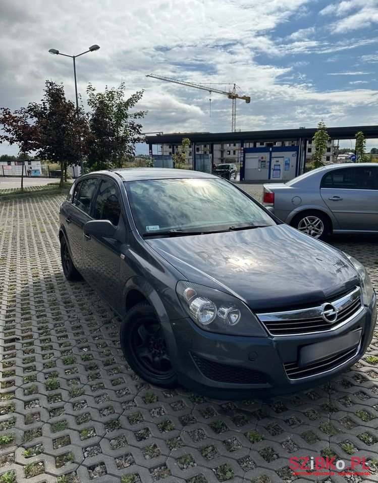 2010' Opel Astra photo #2