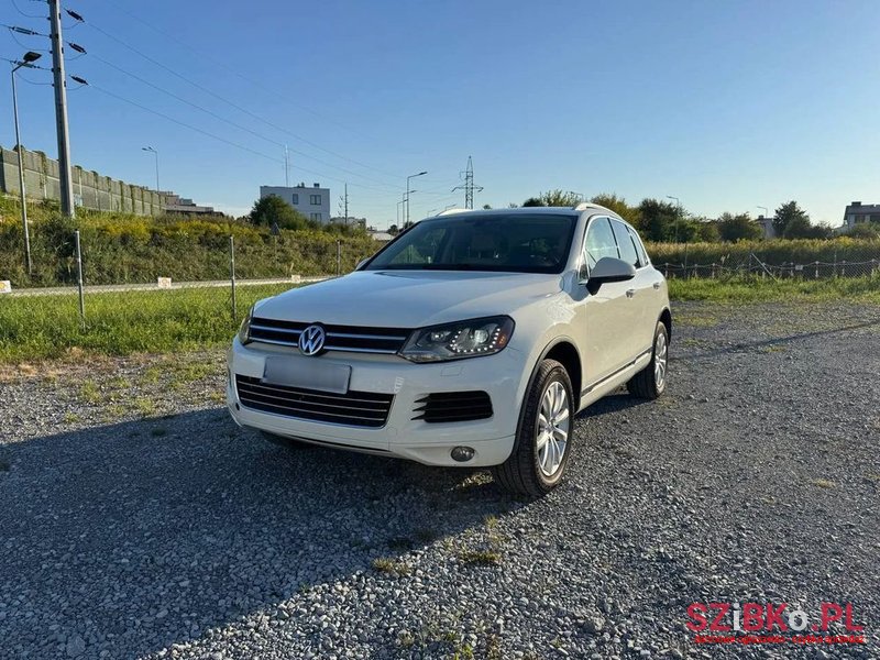 2011' Volkswagen Touareg photo #1