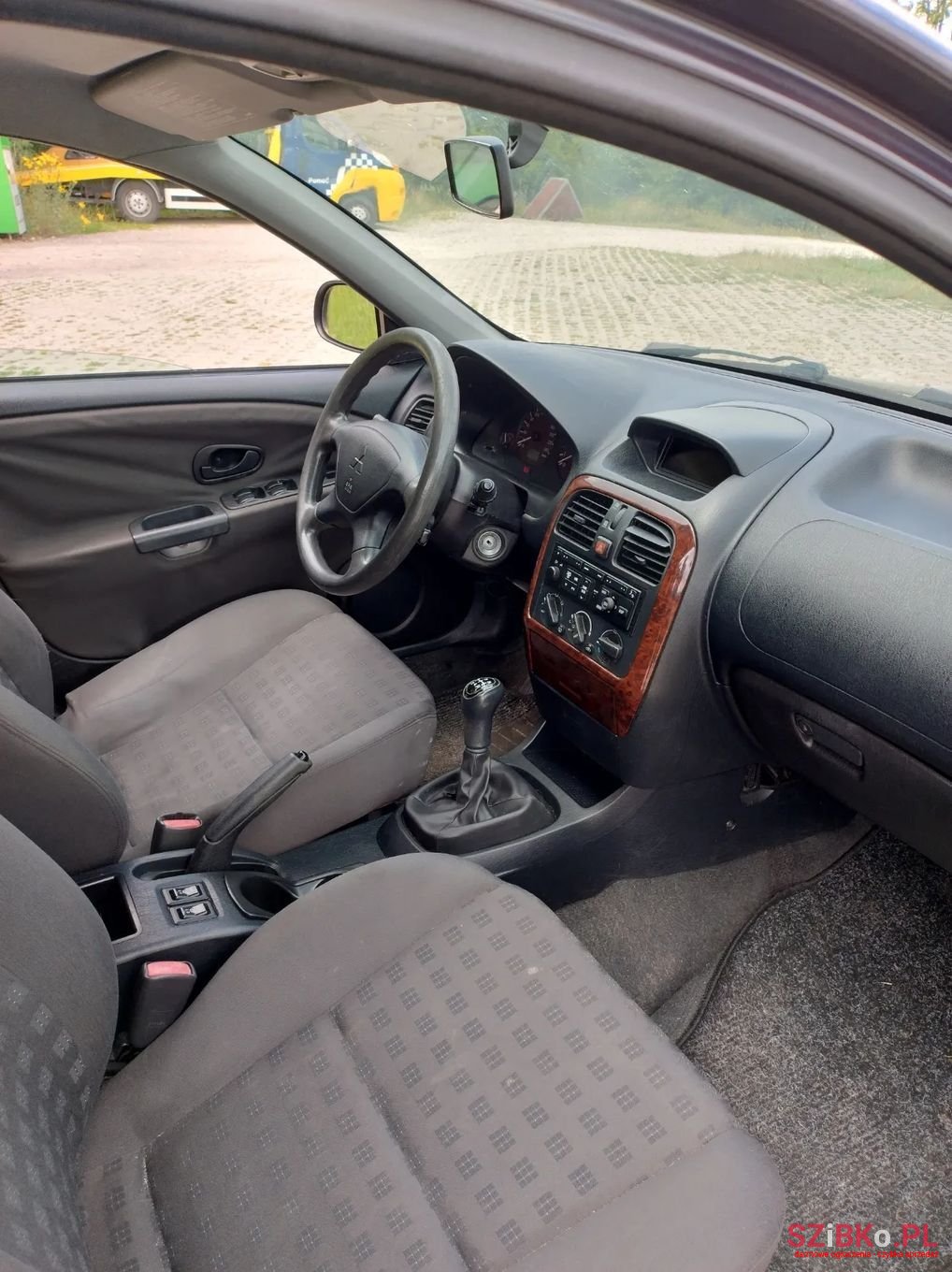 2001' Mitsubishi Carisma photo #5