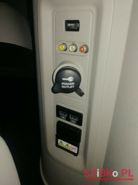 2013' Chrysler Town & Country photo #4