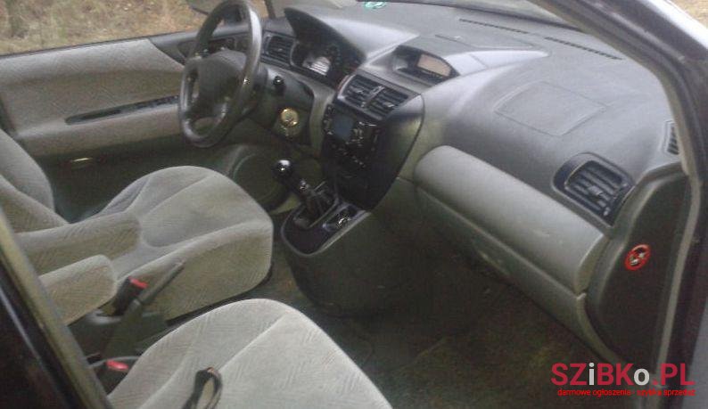 2000' Mitsubishi Space Wagon photo #2
