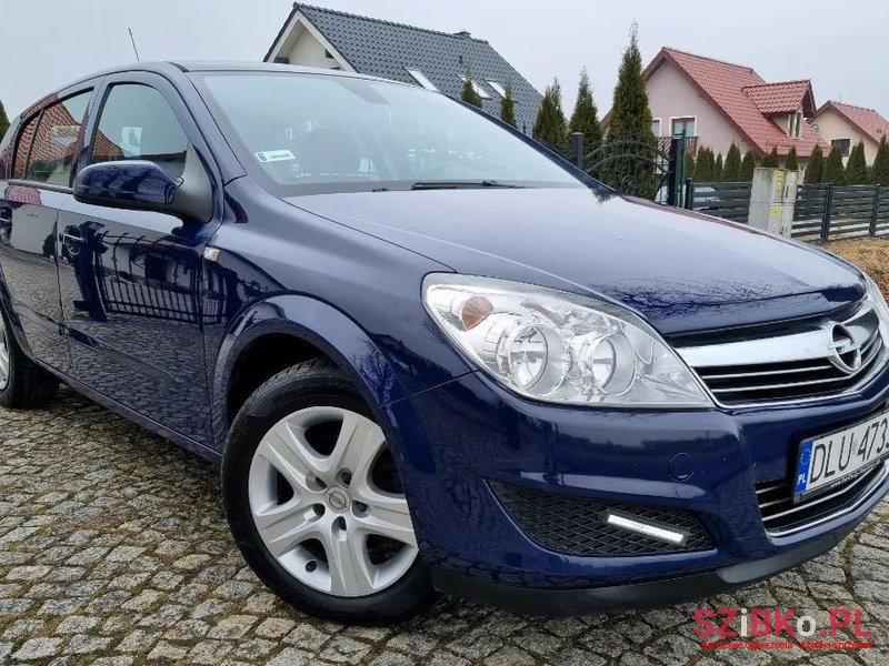 2008' Opel Astra photo #1