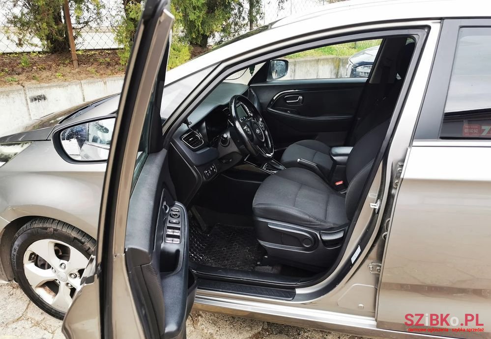 2015' Kia Carens photo #3