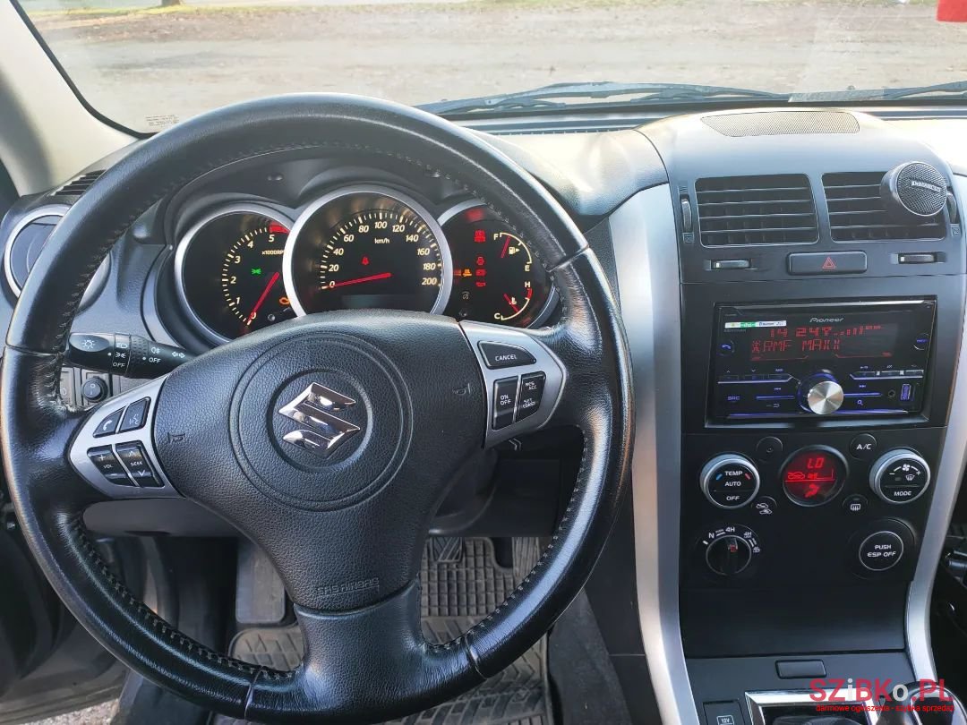 2011' Suzuki Grand Vitara photo #2