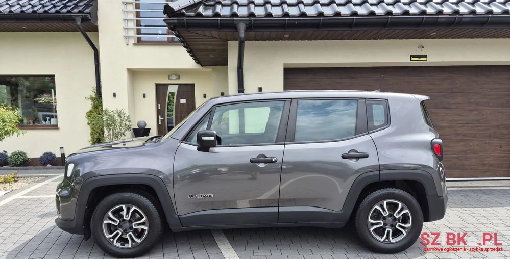 2019' Jeep Renegade photo #2