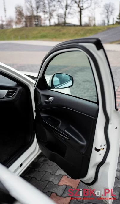 2011' Alfa Romeo Giulietta photo #3