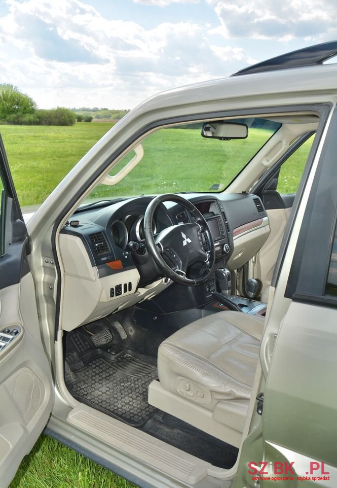2008' Mitsubishi Pajero photo #4