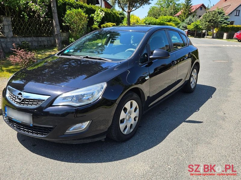 2010' Opel Astra photo #1