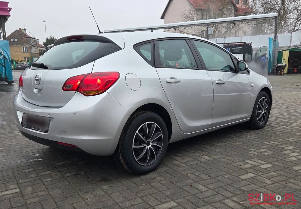 2010' Opel Astra 1.6 Active photo #2