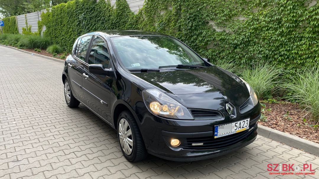 2008' Renault Clio photo #1