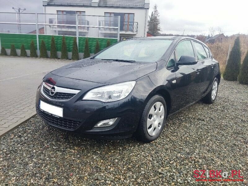 2011' Opel Astra photo #1