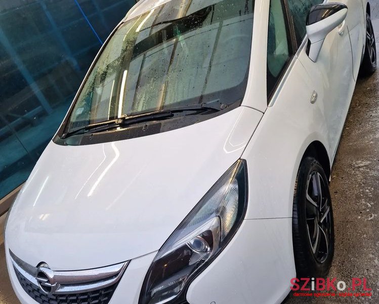 2012' Opel Zafira photo #2