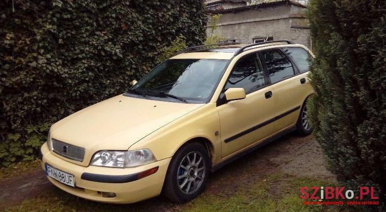 2001' Volvo V40 photo #1