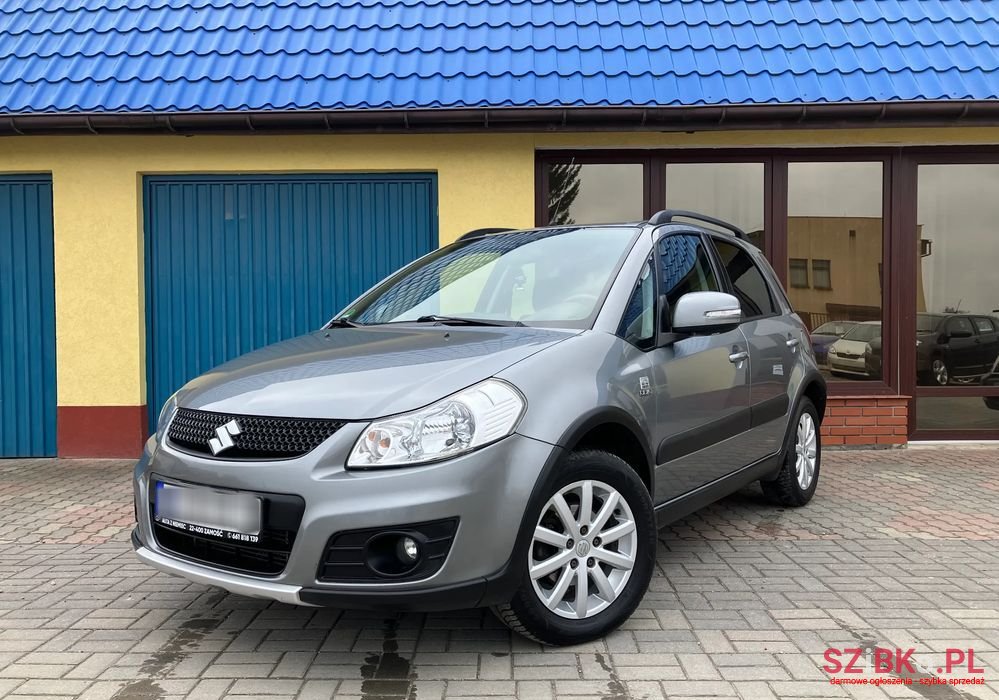 2012' Suzuki SX4 photo #1