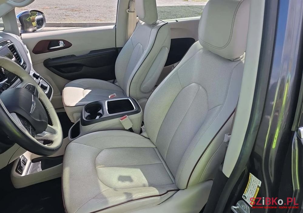 2018' Chrysler Pacifica photo #5