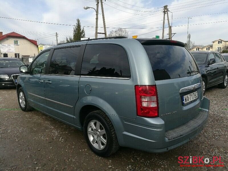 2010' Chrysler Town & Country photo #5