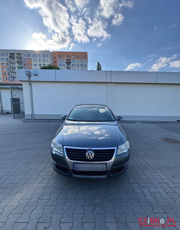 2009' Volkswagen Passat photo #3