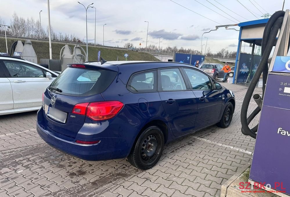 2012' Opel Astra photo #2