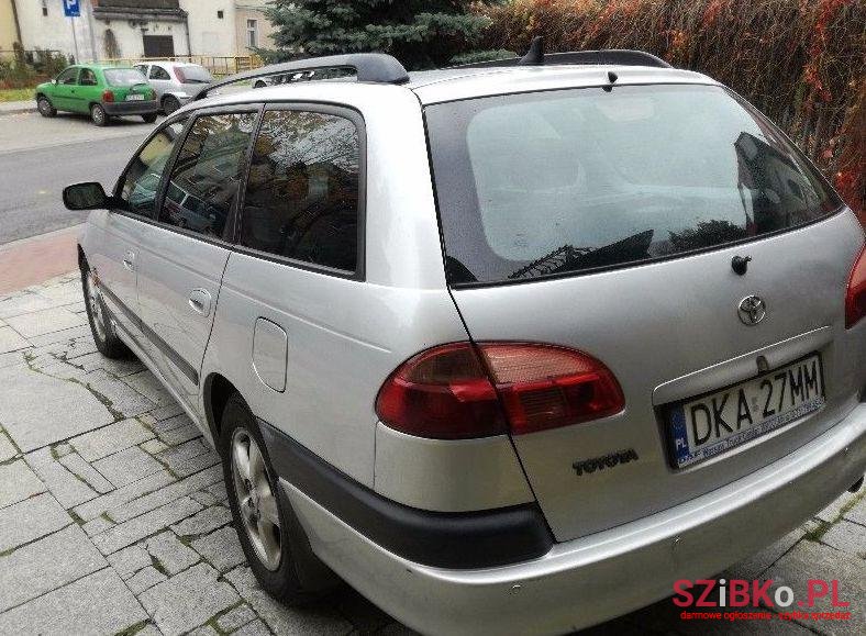 2002' Toyota Avensis photo #1