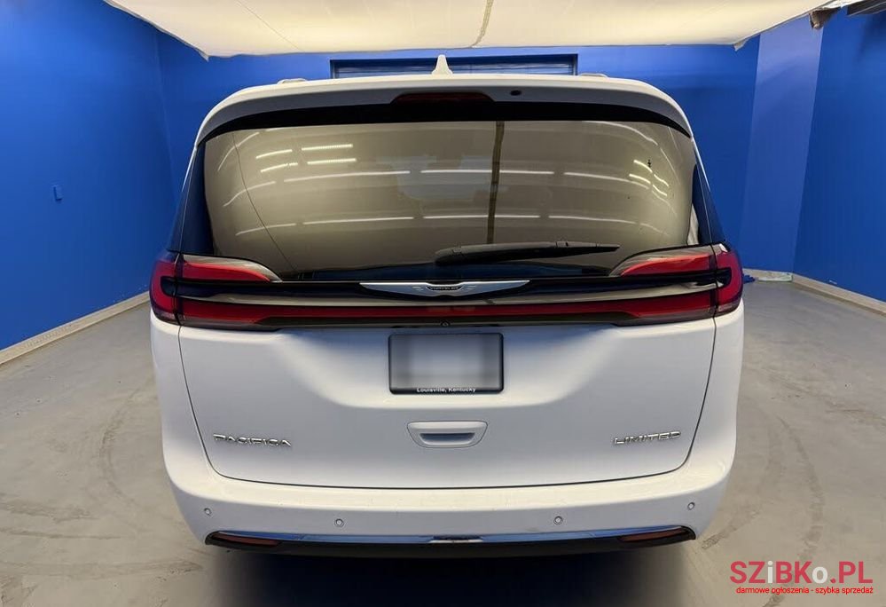 2021' Chrysler Pacifica photo #5
