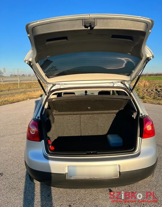 2004' Volkswagen Golf photo #4