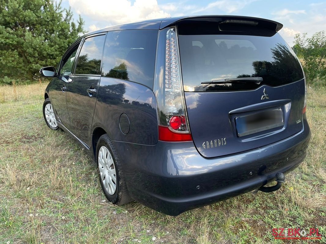 2006' Mitsubishi Grandis photo #5