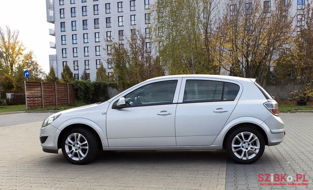 2010' Opel Astra photo #3